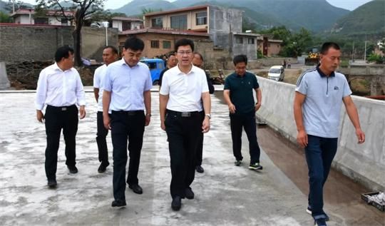 薛永琦就旅游公路建设进行现场办公
