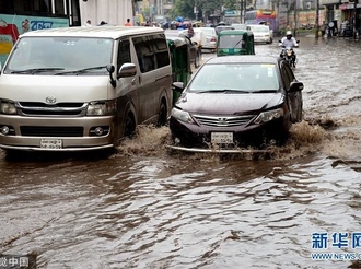 孟加拉国首都达卡遭暴雨侵袭 道路被淹