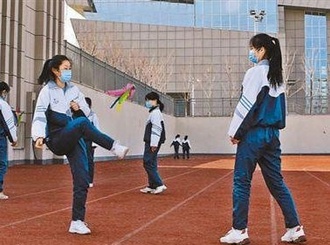 细心安排 放心运动——开学首堂体育课见闻