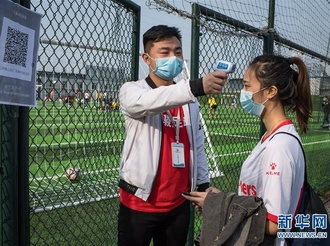 武汉：重返绿茵球场 享受运动快乐