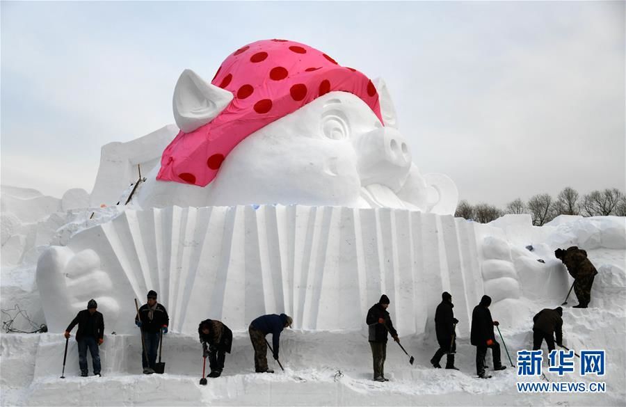 12米高“小猪”亮相雪博会