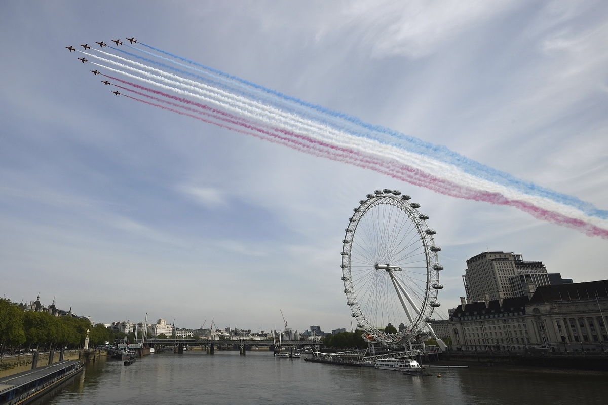 英国皇家空军飞行表演队纪念二战“欧洲胜利日”
