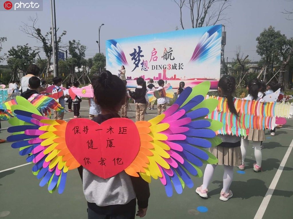 杭州一小学百名萌娃背着“一米翅膀”上学