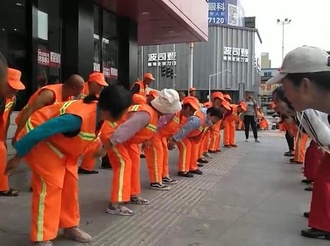爱心人士和环卫工人一起来做操
