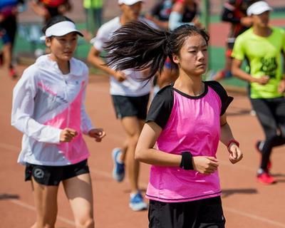 告别父亲的“土味健身房”，“奔跑女孩”郑国花开启科学训练之旅