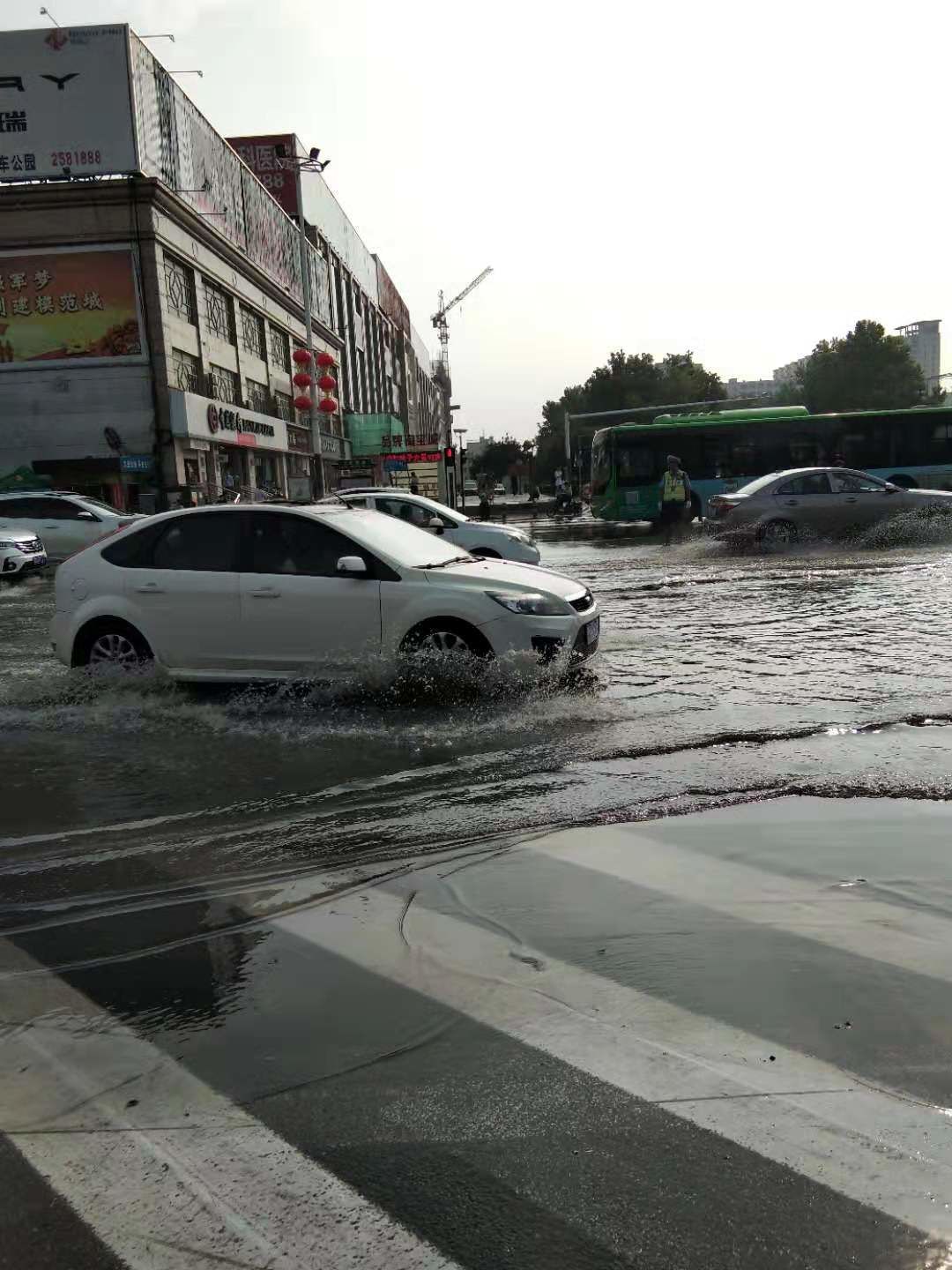 广场等多处路面出现积水现象,不少市民被困街头,暴雨持续近半个小时