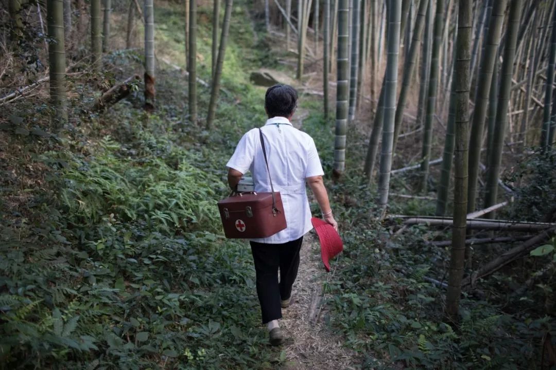 半个世纪她的足迹绕了地球四圈