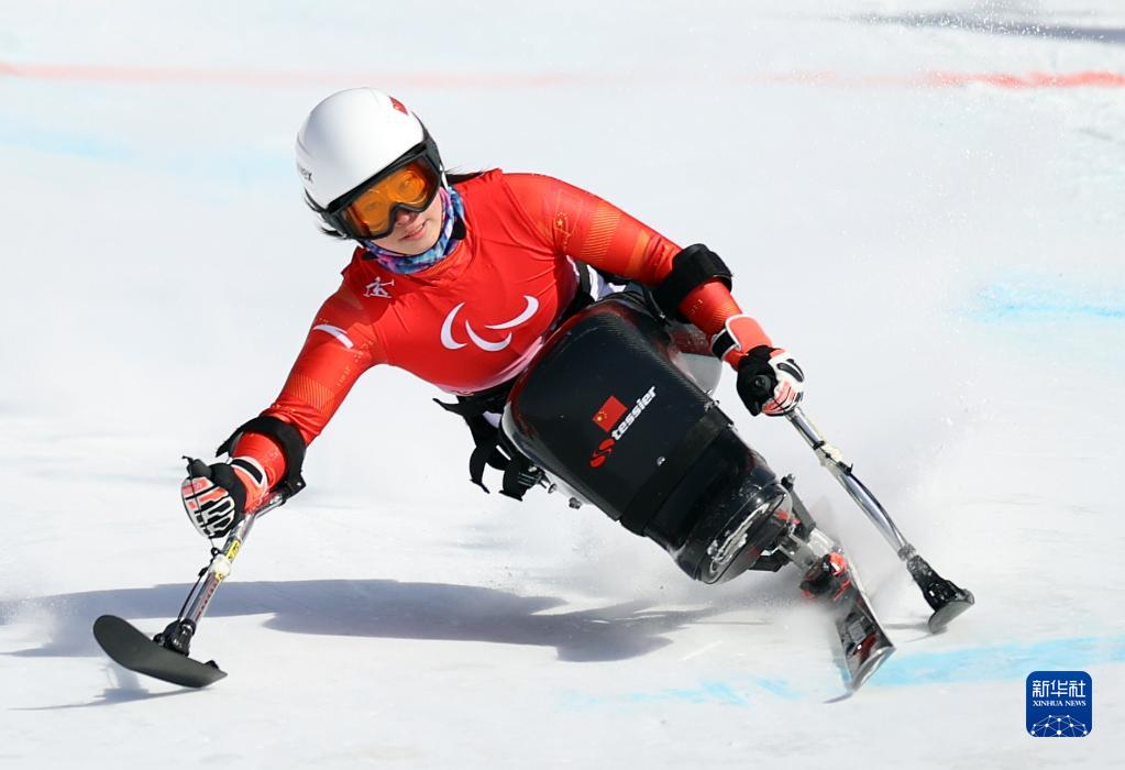 当日,北京2022年冬残奥会残奥高山滑雪项目女子超级大回转(坐姿)比赛
